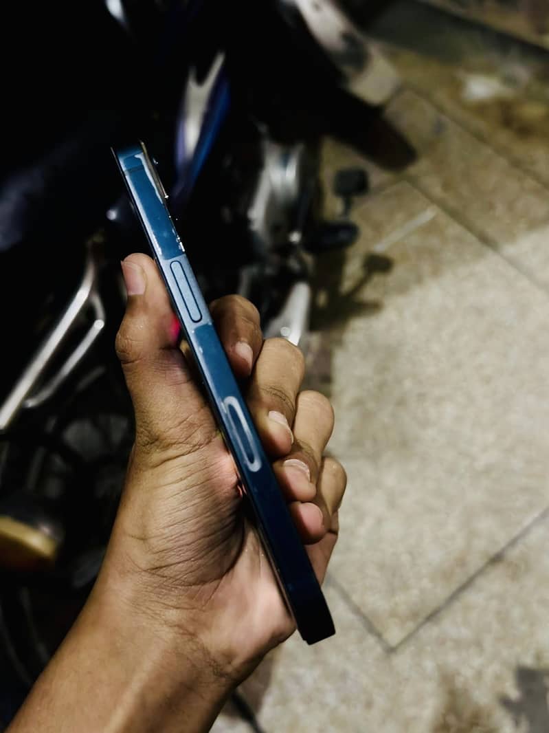 Apple iPhone 13 5