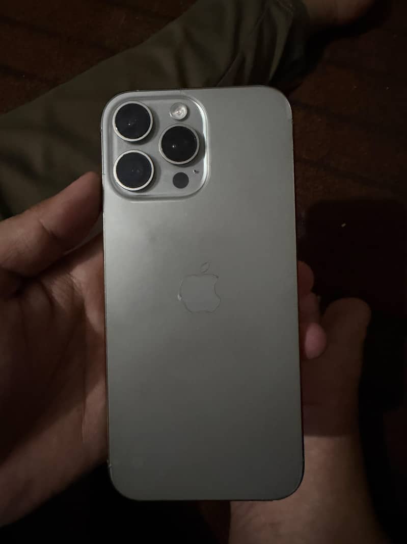 Apple iPhone 16 Pro Max 1