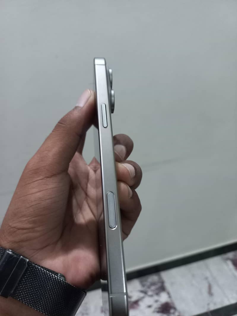Apple iPhone 16 Pro Max 3