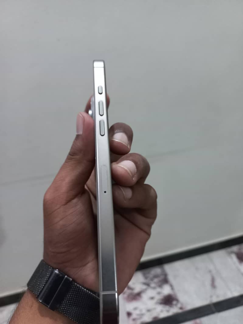 Apple iPhone 16 Pro Max 4
