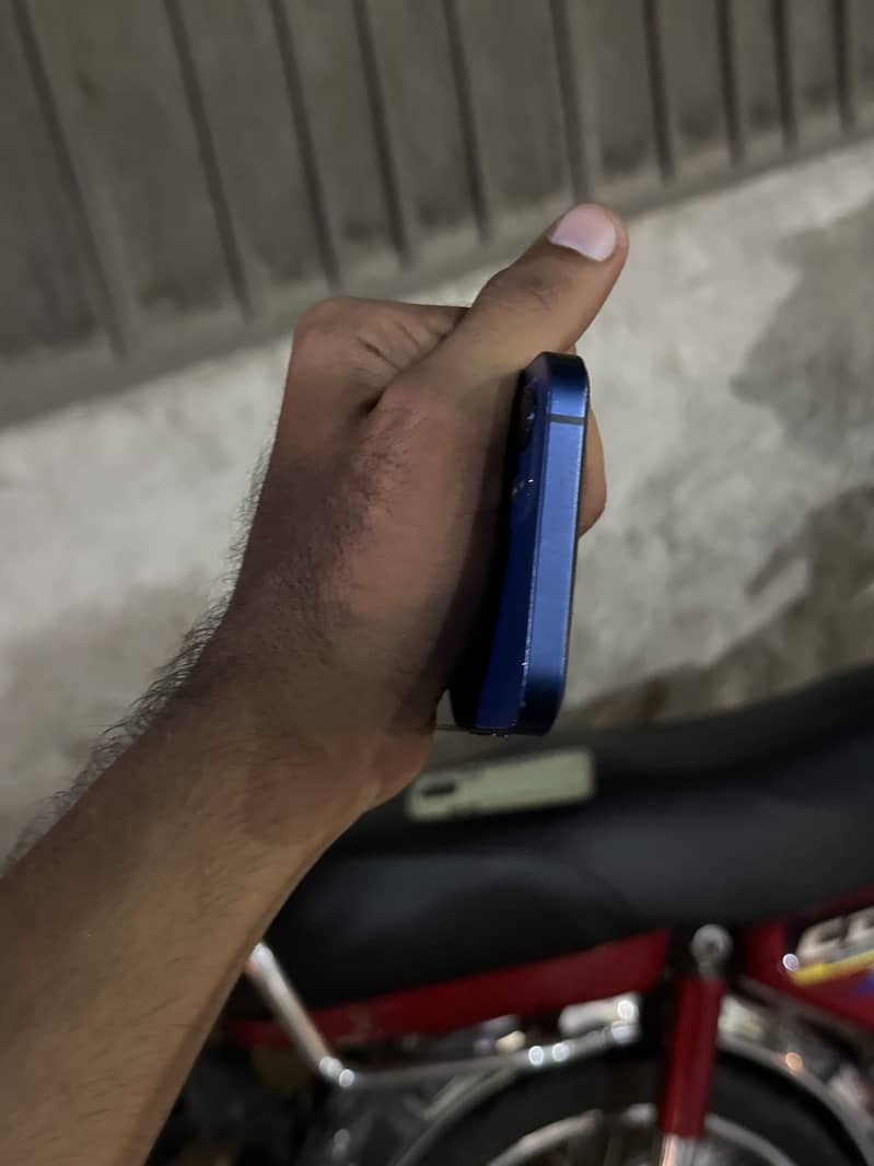 Apple iPhone 12 3