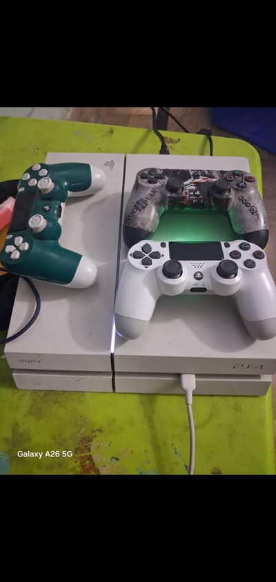Play Station 4 with 3 contoller