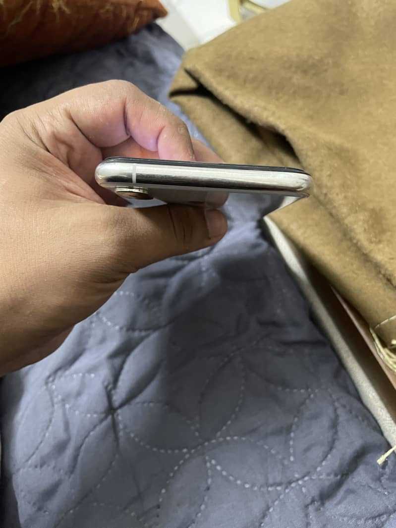 Apple iPhone XS 3
