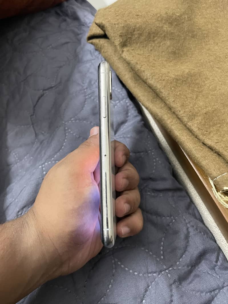 Apple iPhone XS 4