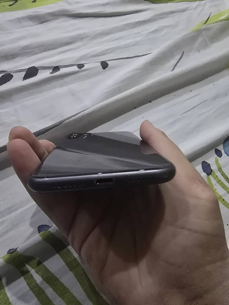 iPhone 11 4