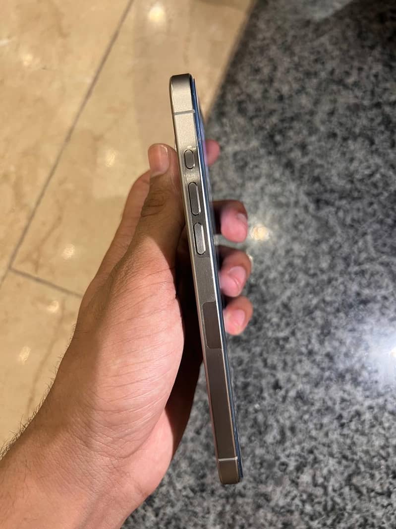 Apple iPhone 15 Pro Max 4