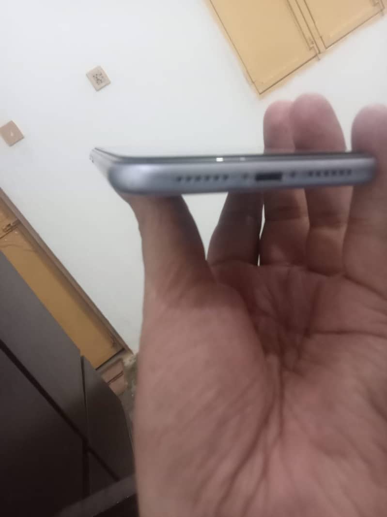 Apple iPhone 11 4