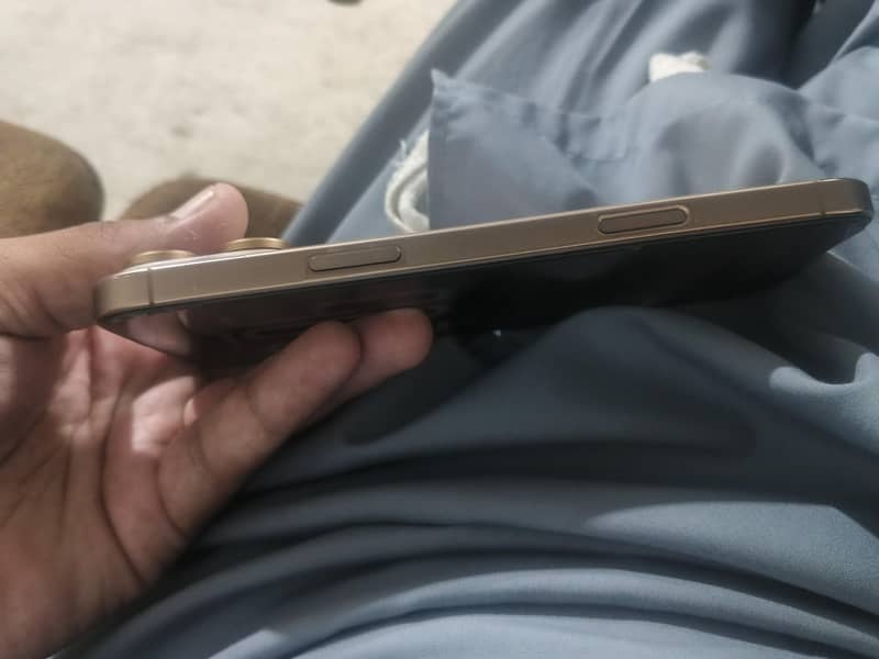Apple iPhone 16 Pro Max 2
