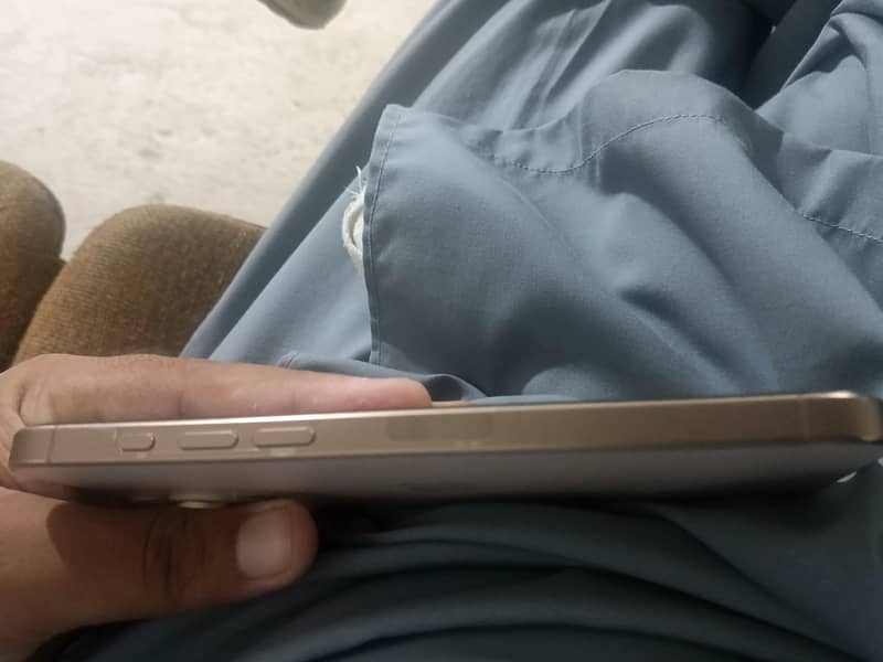Apple iPhone 16 Pro Max 4