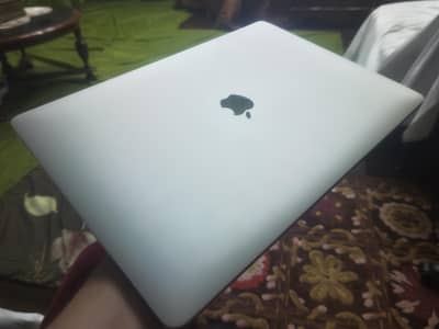 MacBook pro 2017 i7 15 inch 16/256 with 2gb graphics