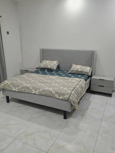 Kind Bed with Side Tables and Mattress