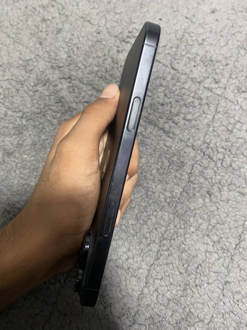 Apple iPhone 16 Pro Max 2