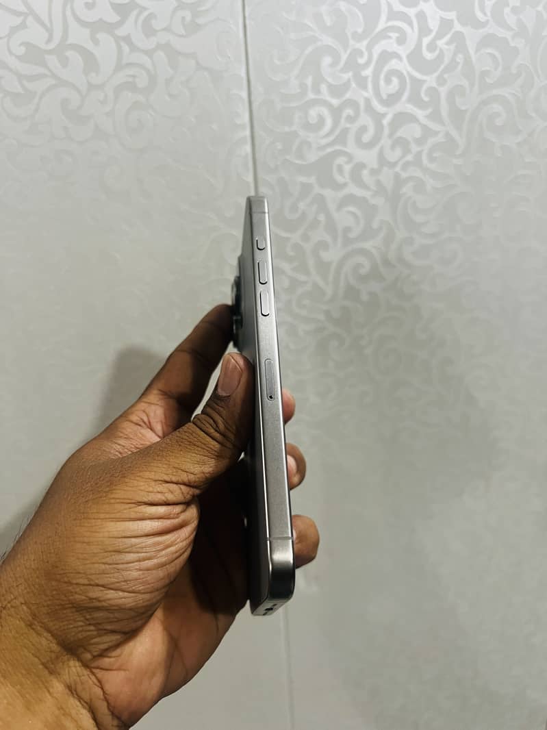 Apple iPhone 15 Pro Max 4