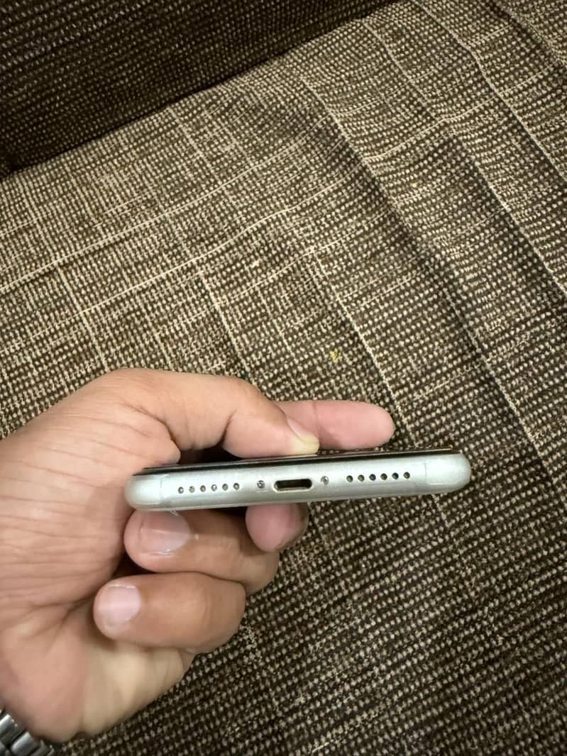 Apple iPhone 11 4