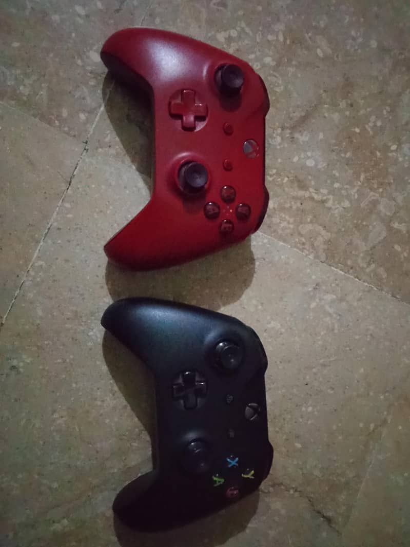 3 Xbox 1x controllers 0