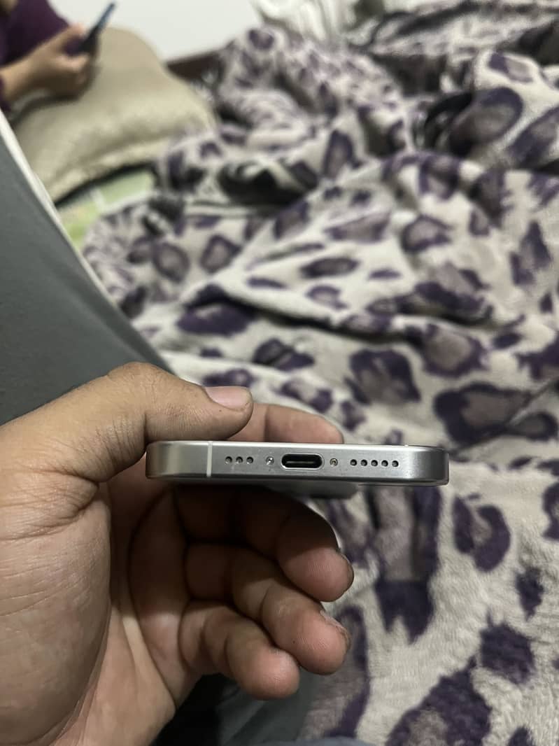 Apple iPhone 15 Pro 4