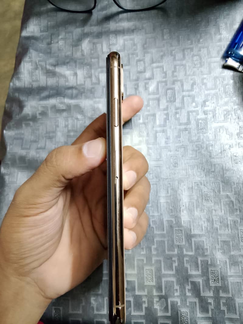 Apple iPhone XS Max 4