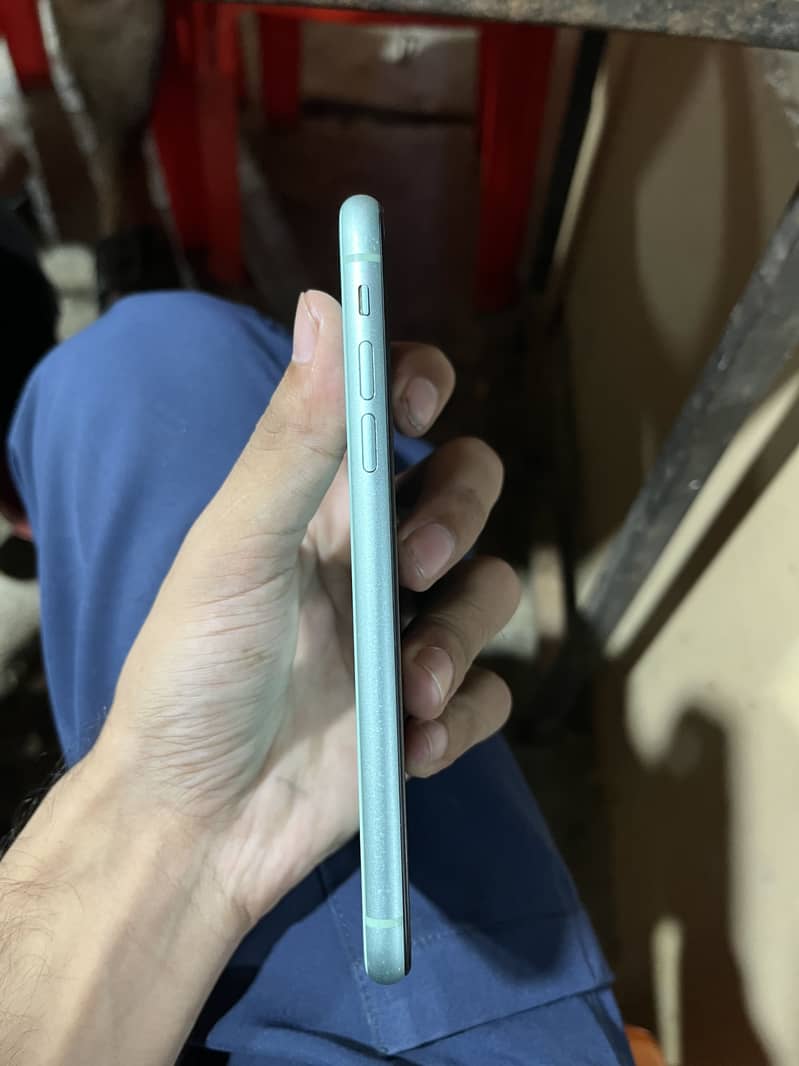 Apple iPhone 11 4