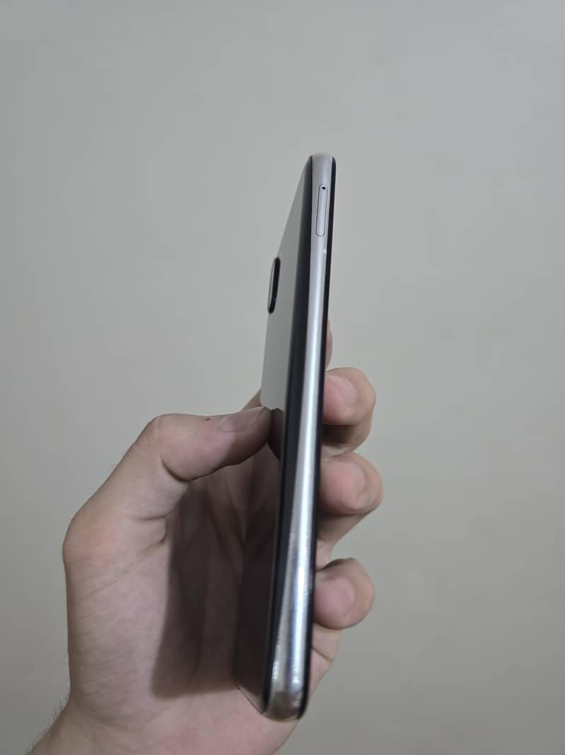 Sharp Aquos R2 2