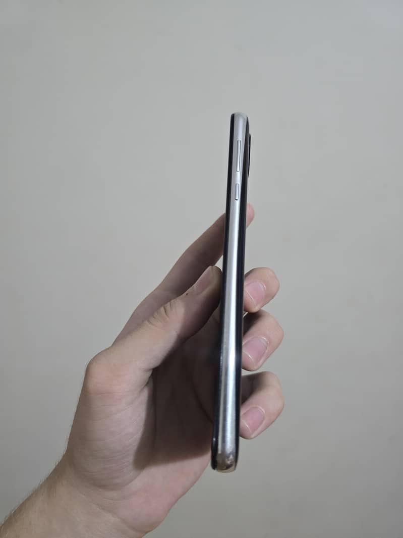 Sharp Aquos R2 3