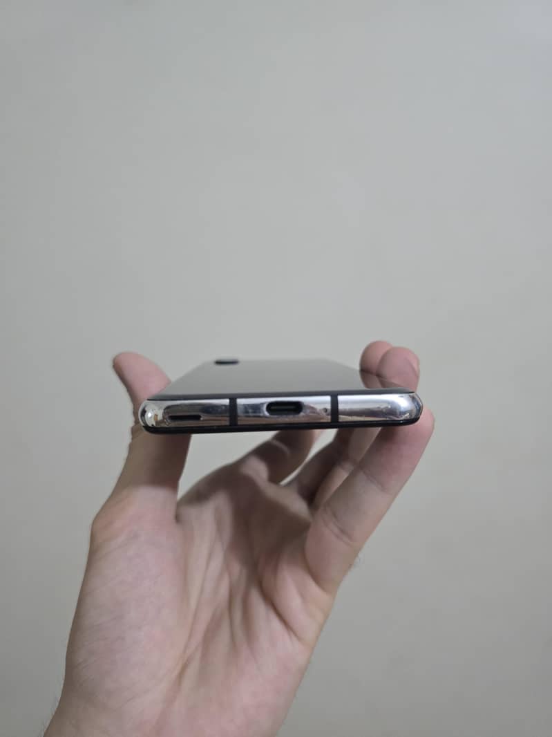 Sharp Aquos R2 4