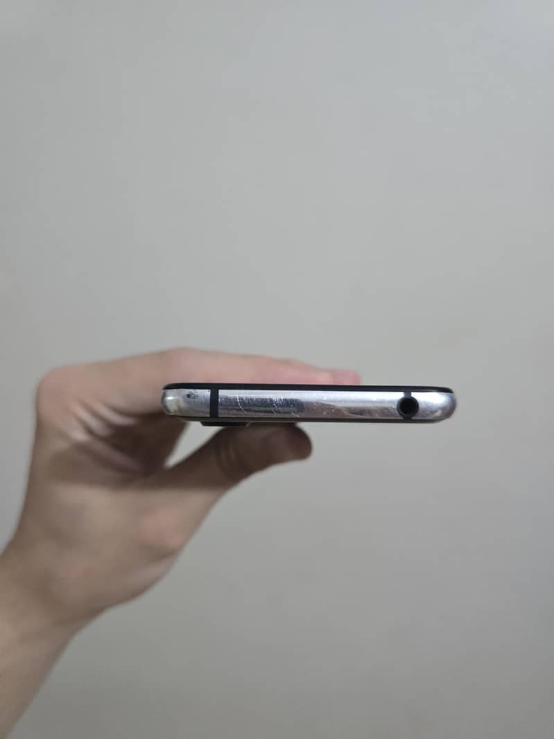 Sharp Aquos R2 5