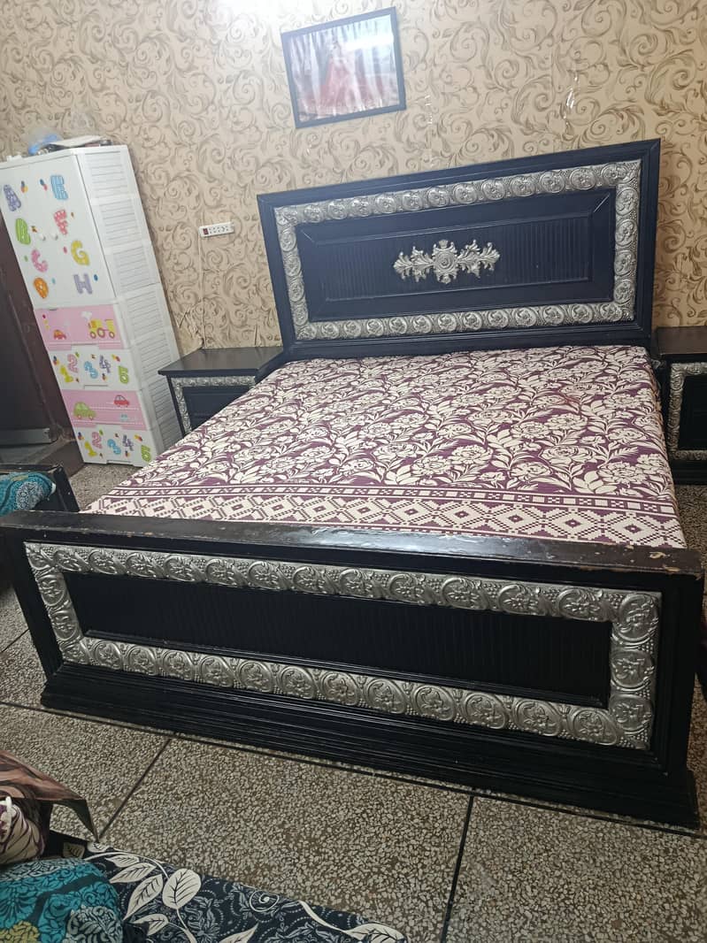 bed sidetable and dressing only 0