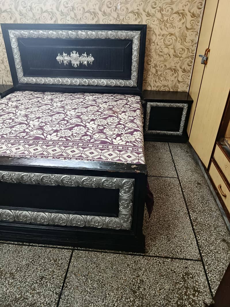 bed sidetable and dressing only 7