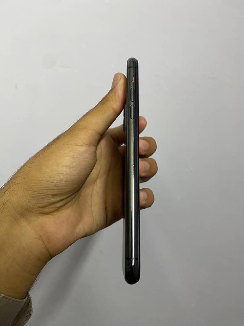 Apple iPhone 11 Pro Max 2