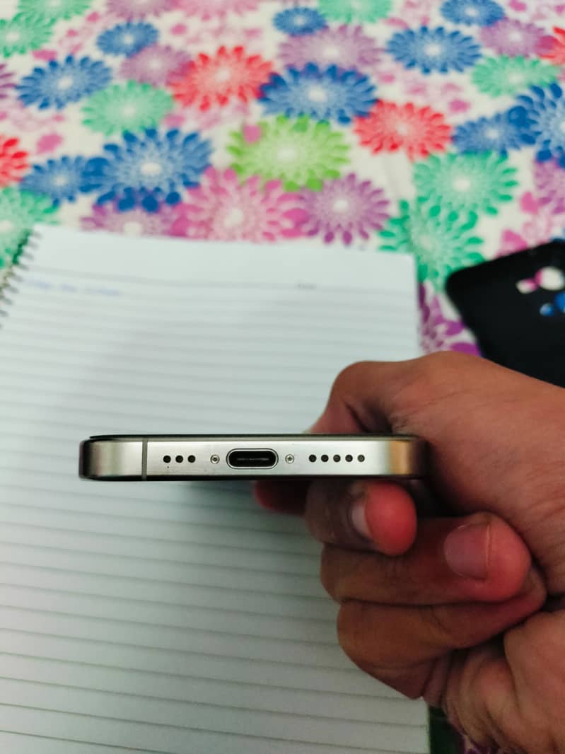 Apple iPhone 15 Pro 4