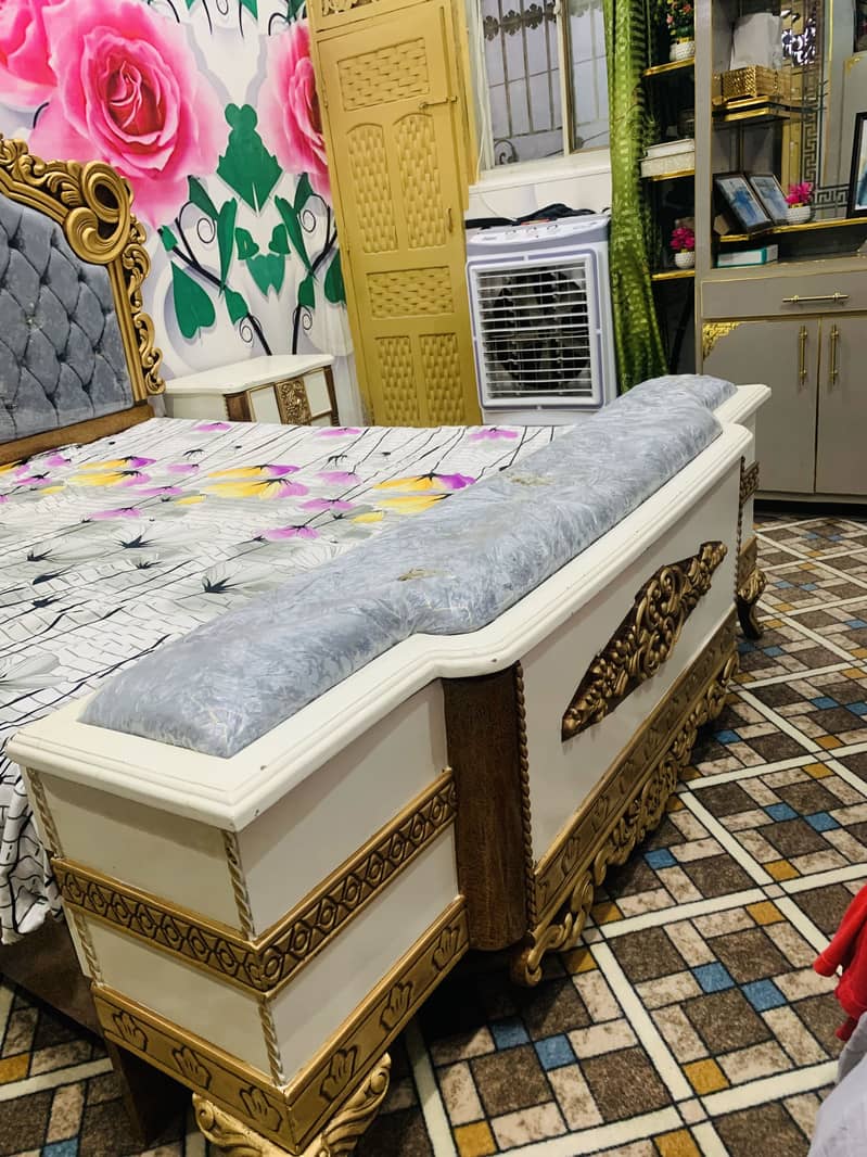 King size double bed 4