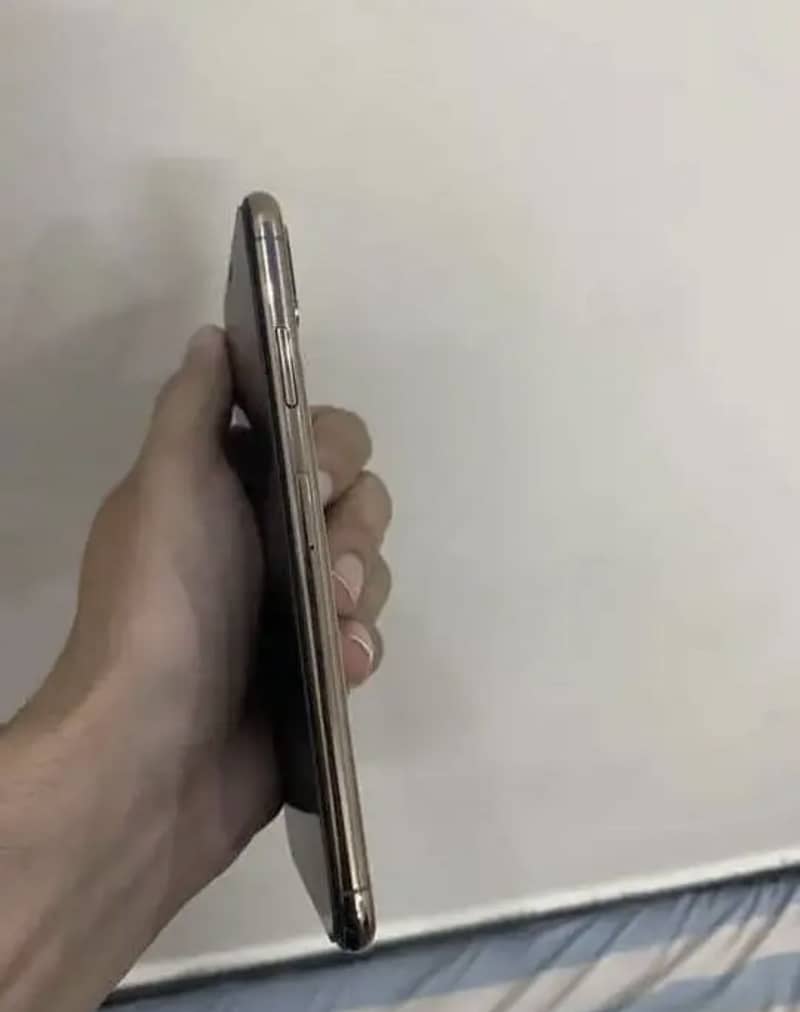 Apple iPhone XS Max 3
