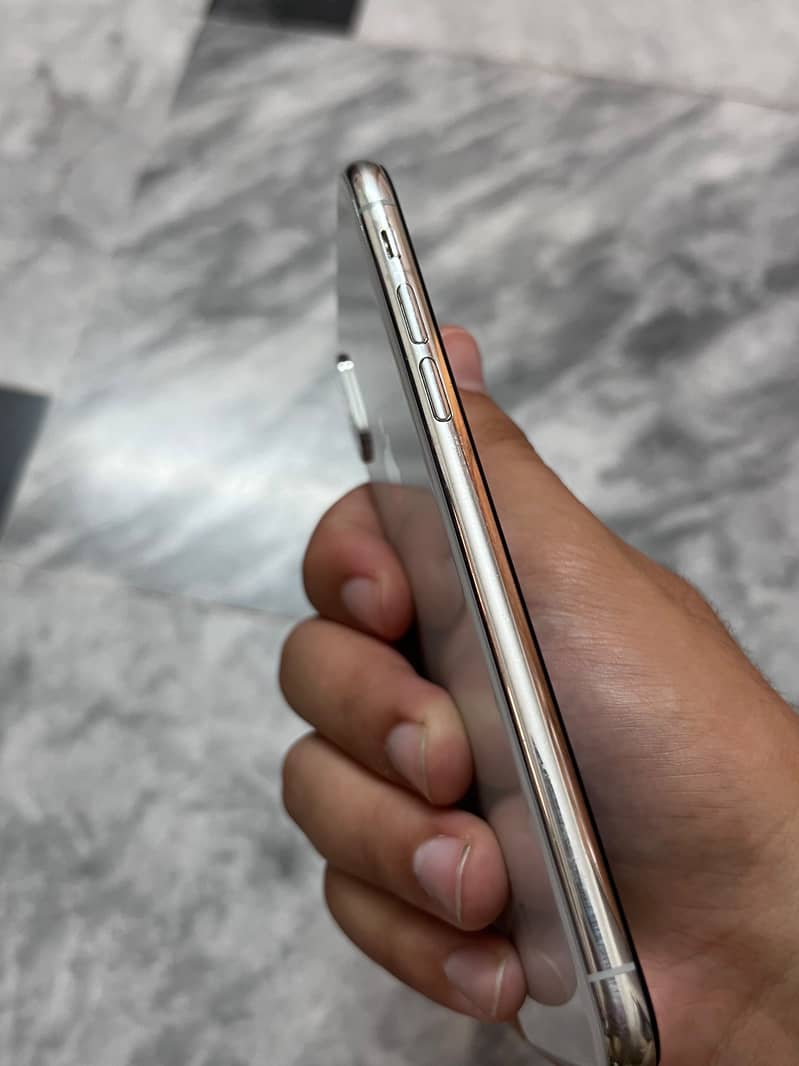 Apple iPhone X 4