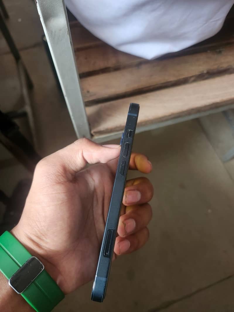 Apple iPhone 13 4