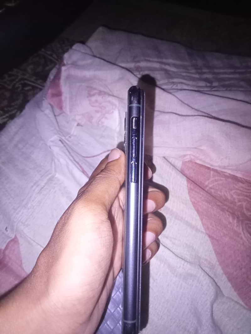 Apple iPhone 11 Pro 4