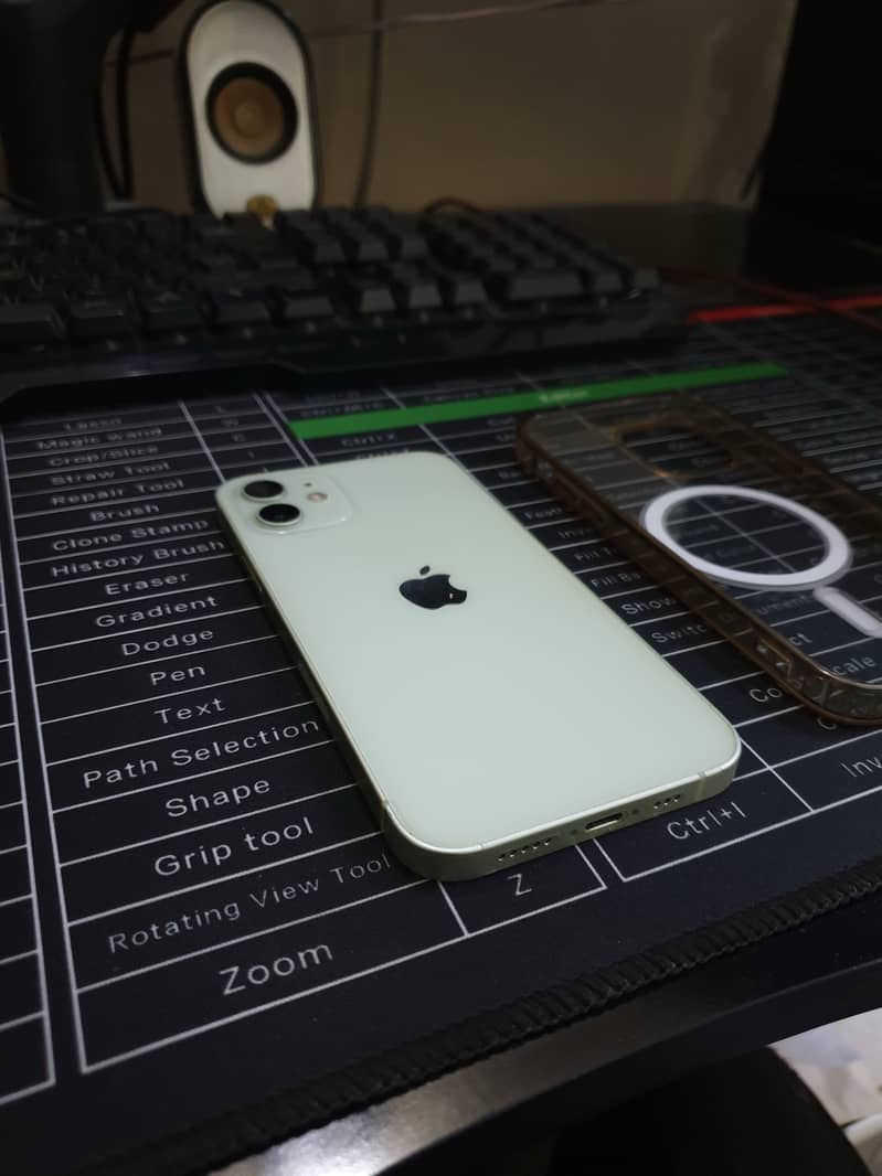 Apple iPhone 12 4