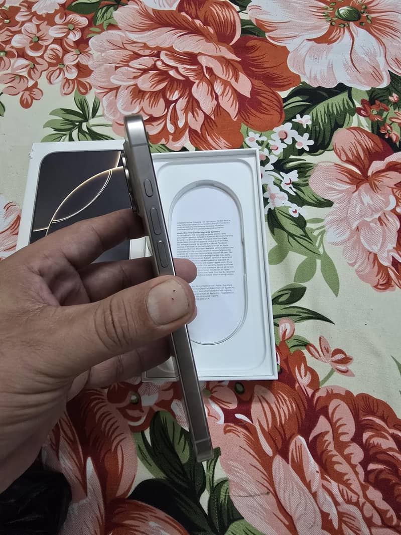 Apple iPhone 16 Pro Max 2