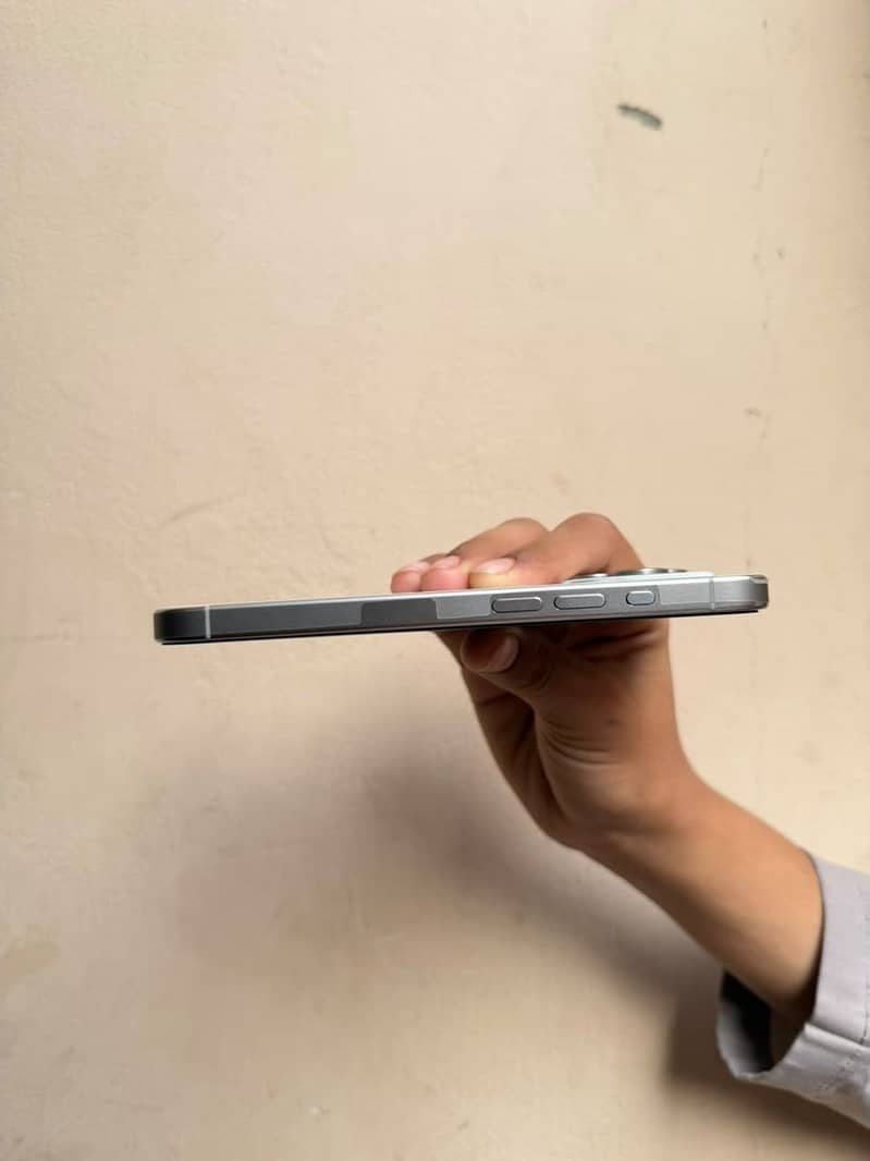 Apple iPhone 15 Pro 3
