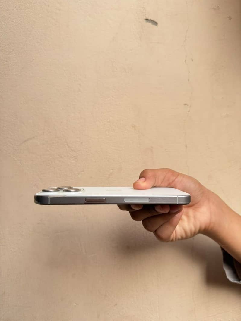 Apple iPhone 15 Pro 4
