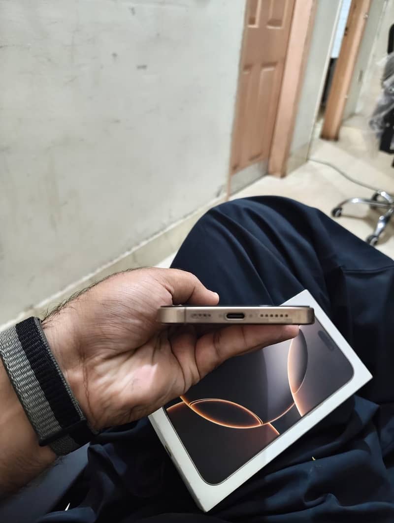 Apple iPhone 16 Pro Max 2