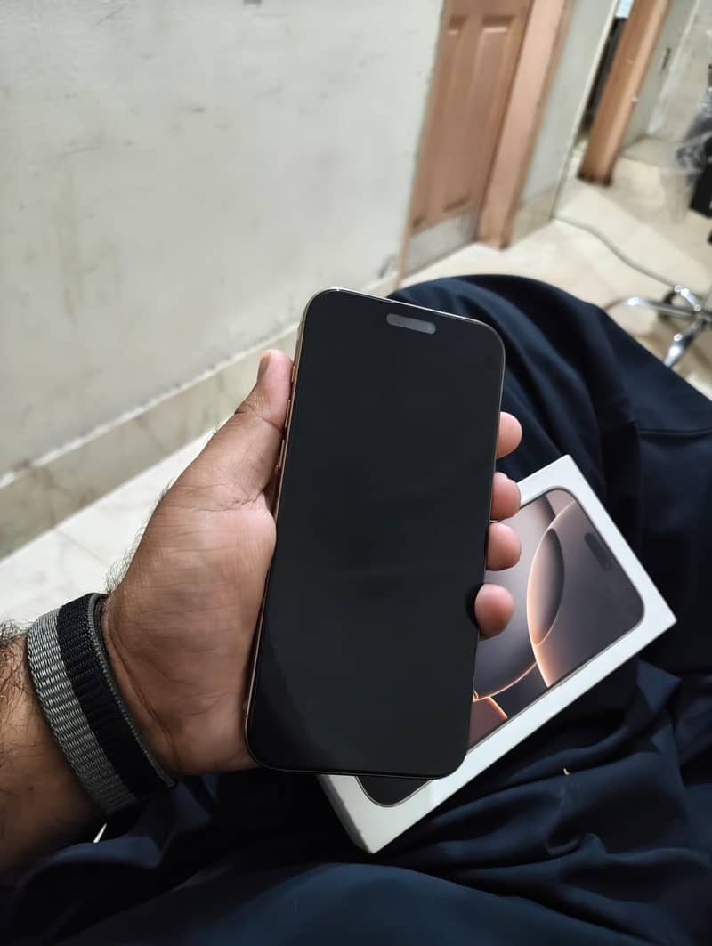 Apple iPhone 16 Pro Max 4