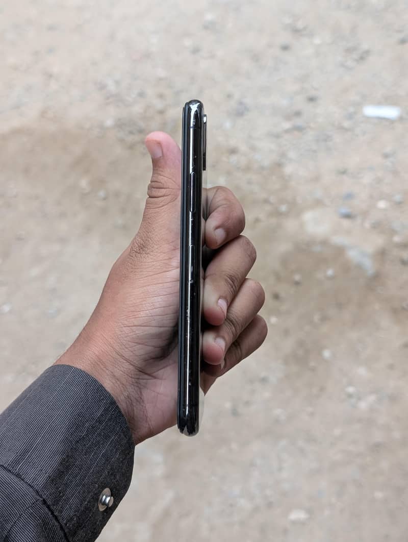 Apple iPhone X 4