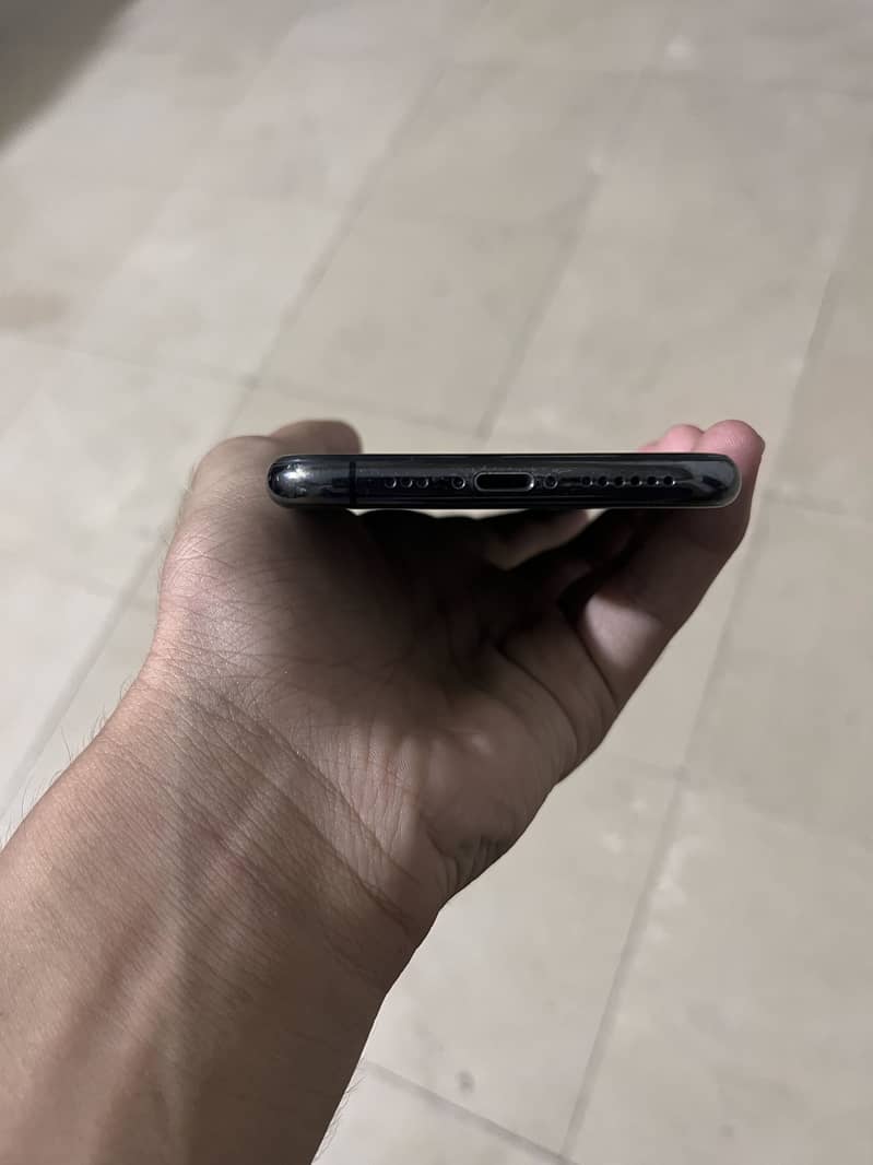 Apple iPhone XS 4