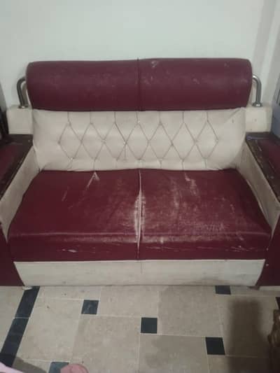 wooden sofa hy cushion Thora kharab hy Baki bilkul thek hy