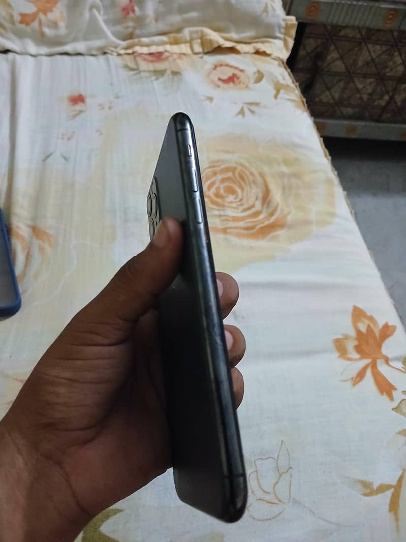 Apple iPhone 11 Pro Max 4