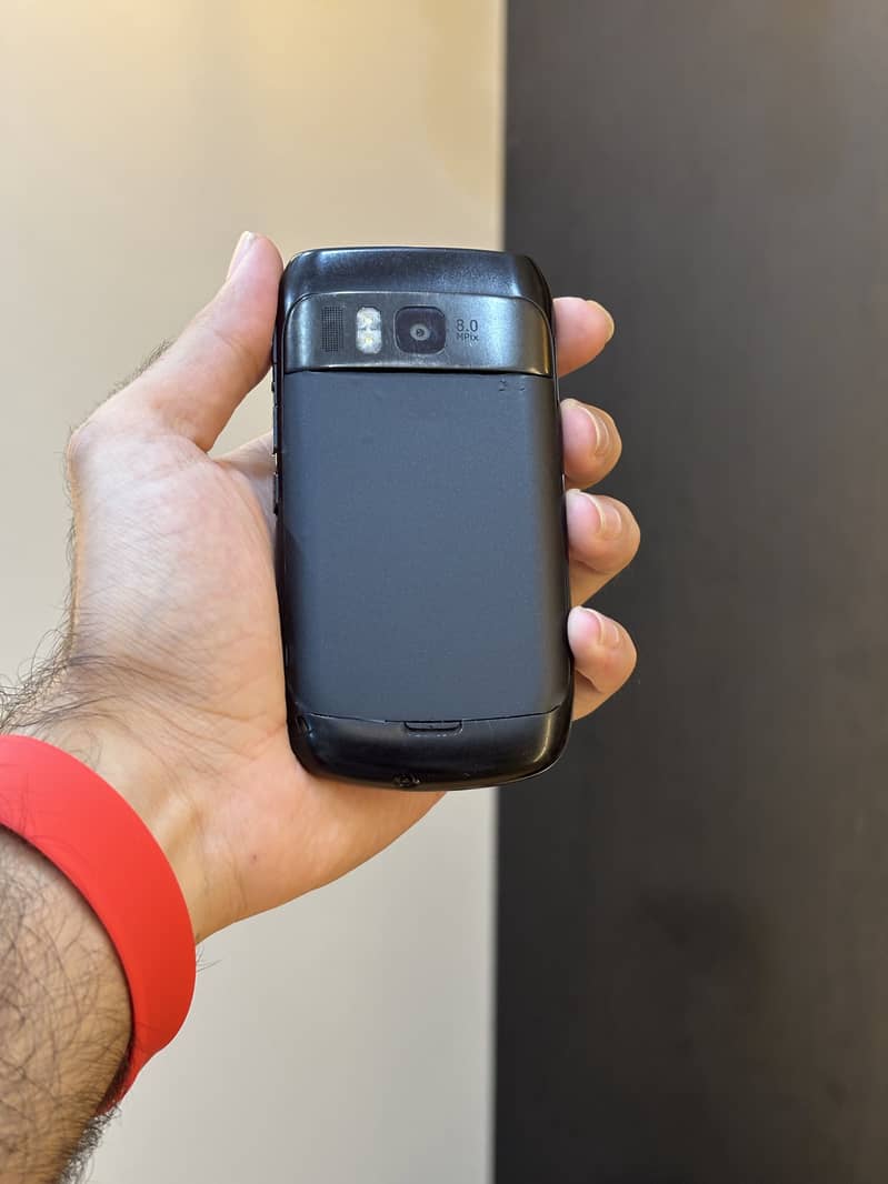 Nokia E6-00 1