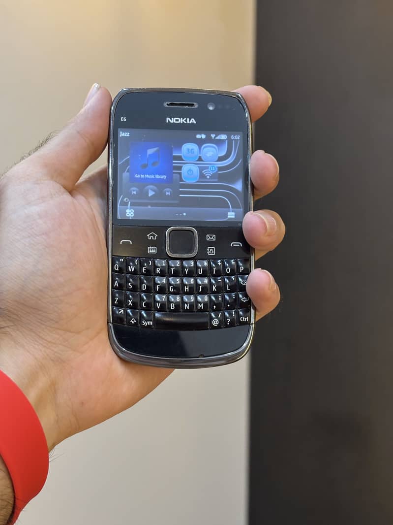 Nokia E6-00 3