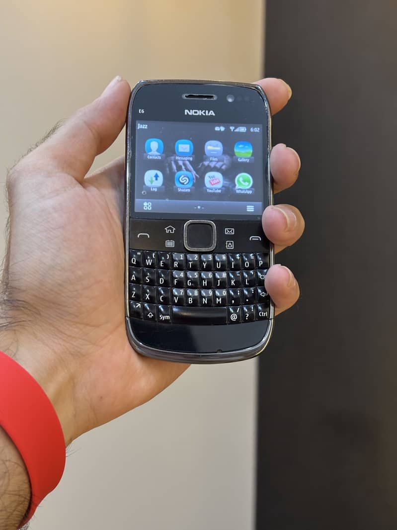 Nokia E6-00 4