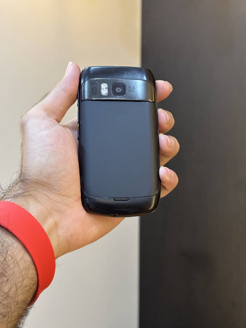 Nokia E6-00 5