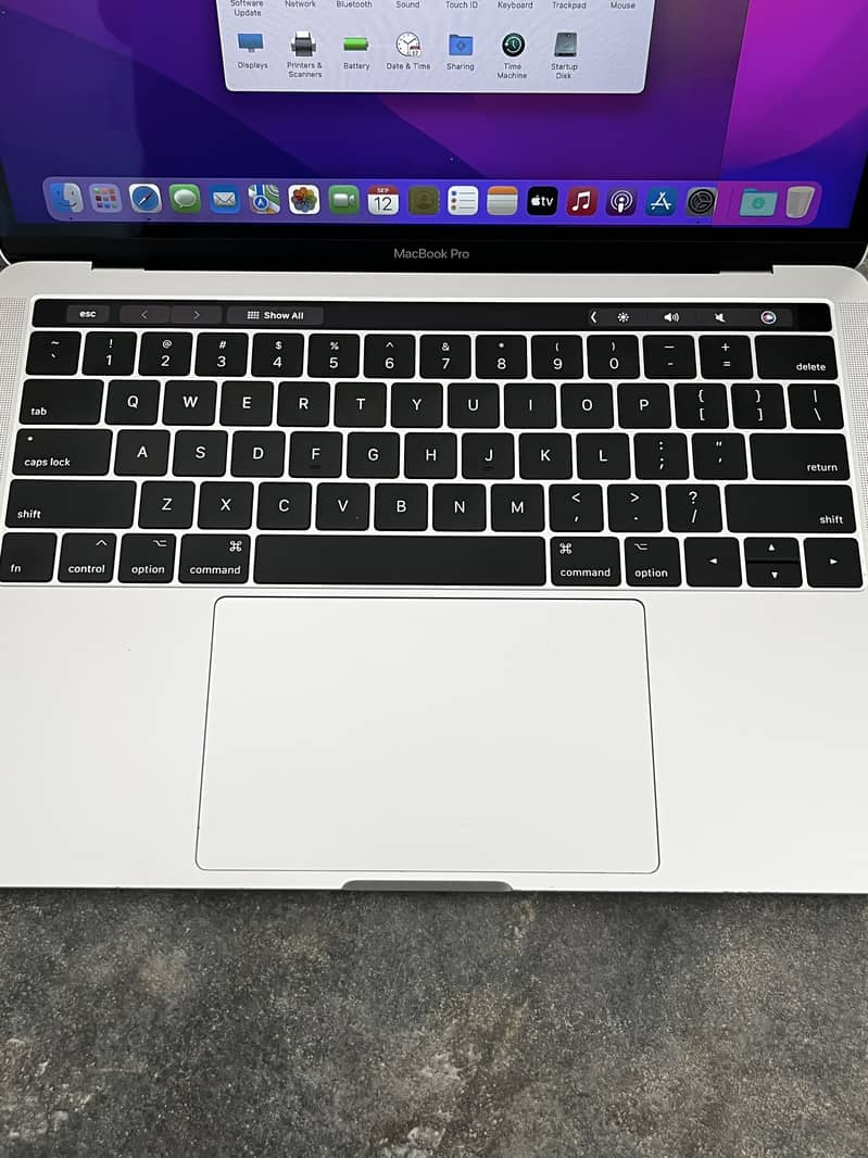 Macbook pro 2016 touchbar broken screen 1